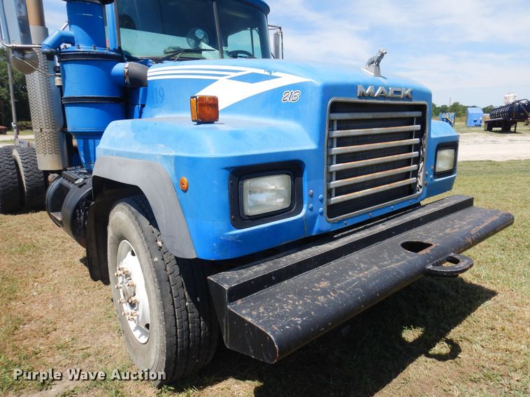 image for item DB7987 2001 Mack RD688S  truck cab and chassis