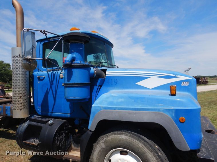 image for item DB7987 2001 Mack RD688S  truck cab and chassis