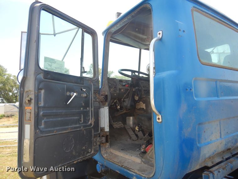 image for item DB7987 2001 Mack RD688S  truck cab and chassis