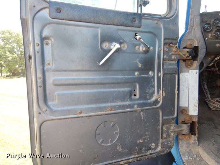 image for item DB7987 2001 Mack RD688S  truck cab and chassis