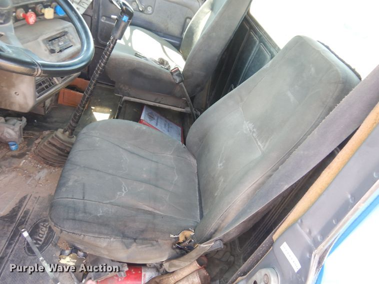 image for item DB7987 2001 Mack RD688S  truck cab and chassis