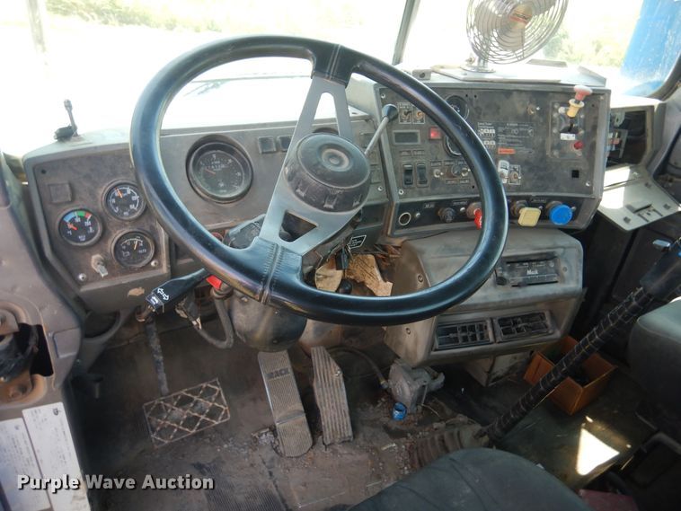 image for item DB7987 2001 Mack RD688S  truck cab and chassis