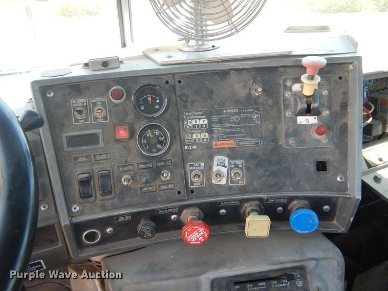 image for item DB7987 2001 Mack RD688S  truck cab and chassis