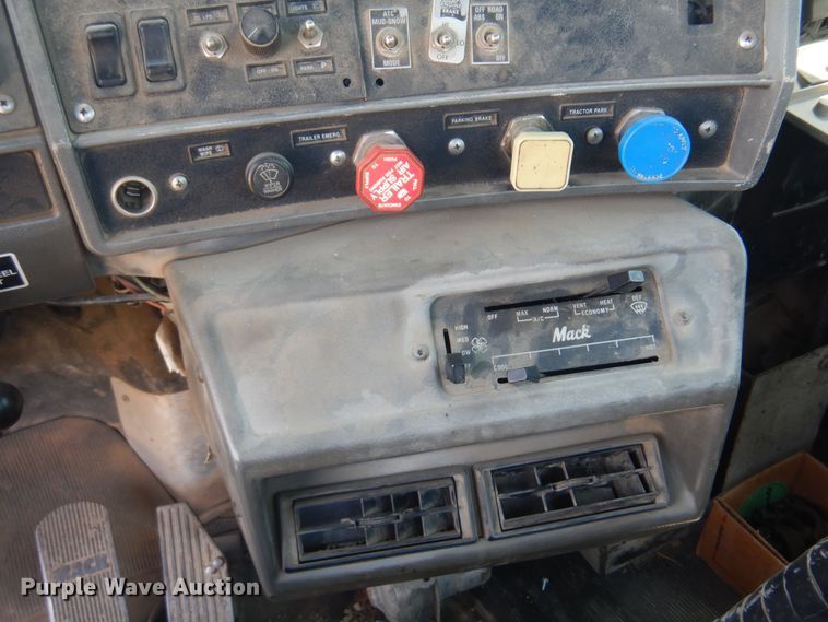 image for item DB7987 2001 Mack RD688S  truck cab and chassis