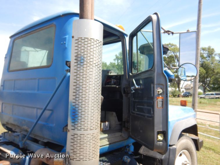 image for item DB7987 2001 Mack RD688S  truck cab and chassis