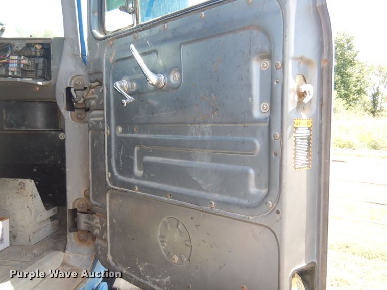 image for item DB7987 2001 Mack RD688S  truck cab and chassis