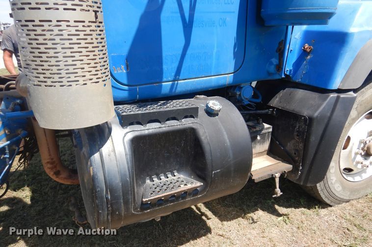 image for item DB7987 2001 Mack RD688S  truck cab and chassis