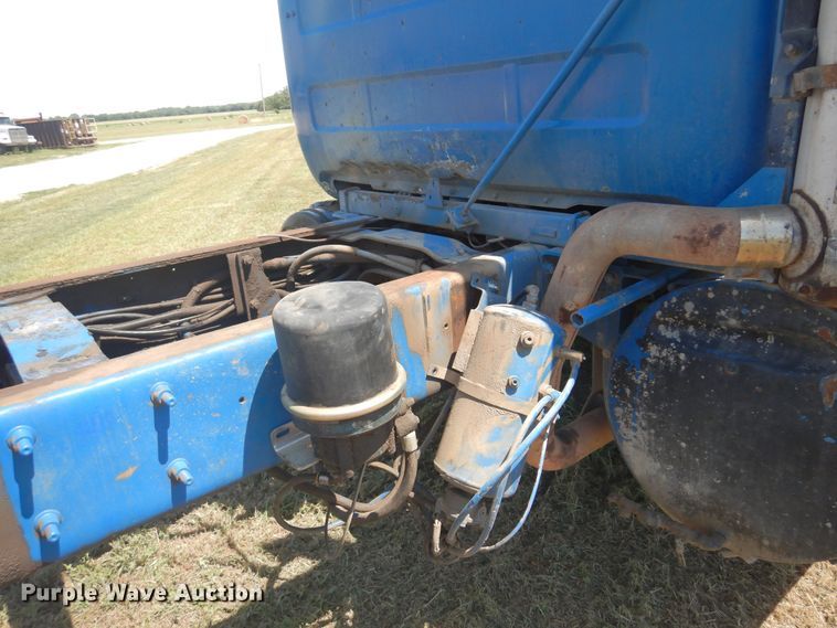 image for item DB7987 2001 Mack RD688S  truck cab and chassis