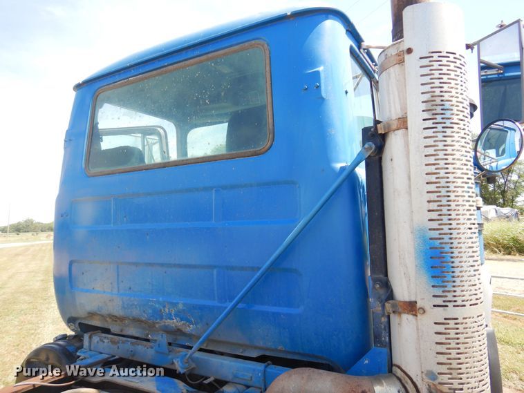 image for item DB7987 2001 Mack RD688S  truck cab and chassis