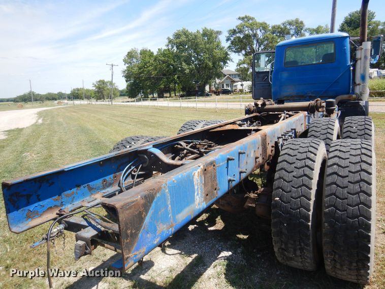 image for item DB7987 2001 Mack RD688S  truck cab and chassis