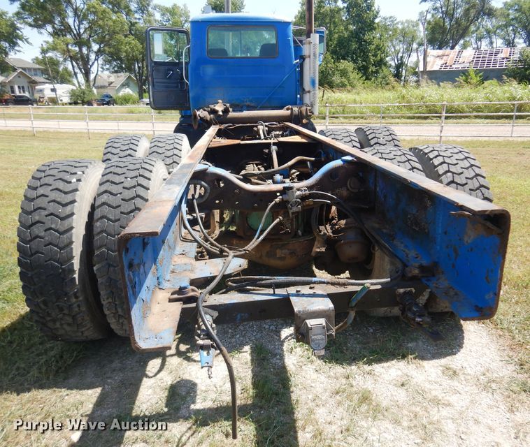 image for item DB7987 2001 Mack RD688S  truck cab and chassis