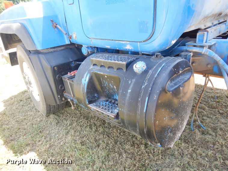 image for item DB7987 2001 Mack RD688S  truck cab and chassis