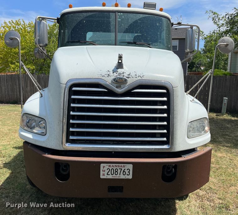 image for item DF5010 2007 Mack CXN 612  semi truck