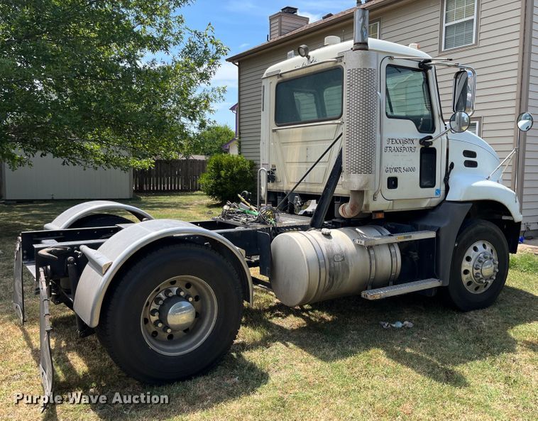 image for item DF5010 2007 Mack CXN 612  semi truck