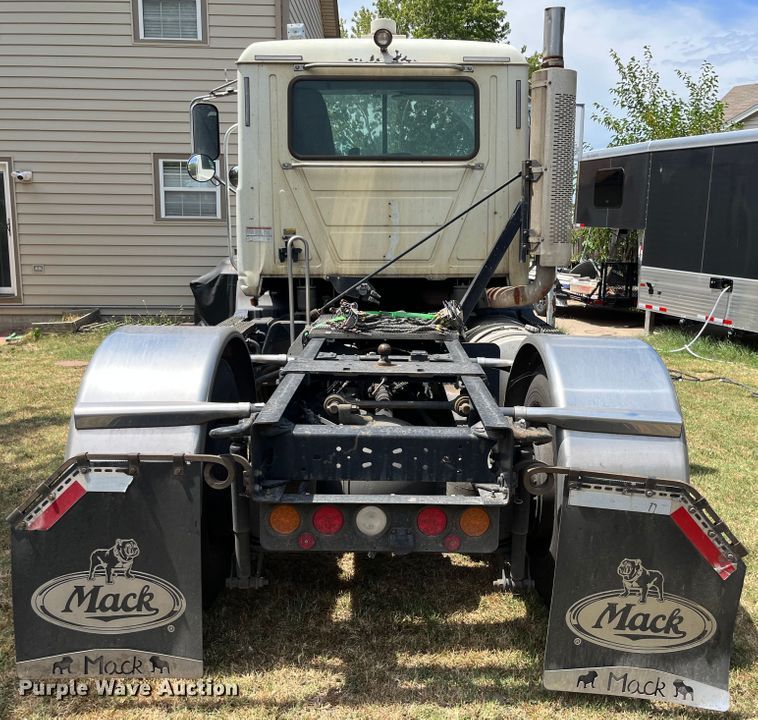 image for item DF5010 2007 Mack CXN 612  semi truck