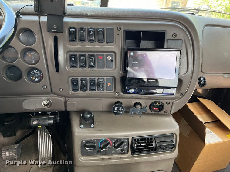 image for item DF5010 2007 Mack CXN 612  semi truck