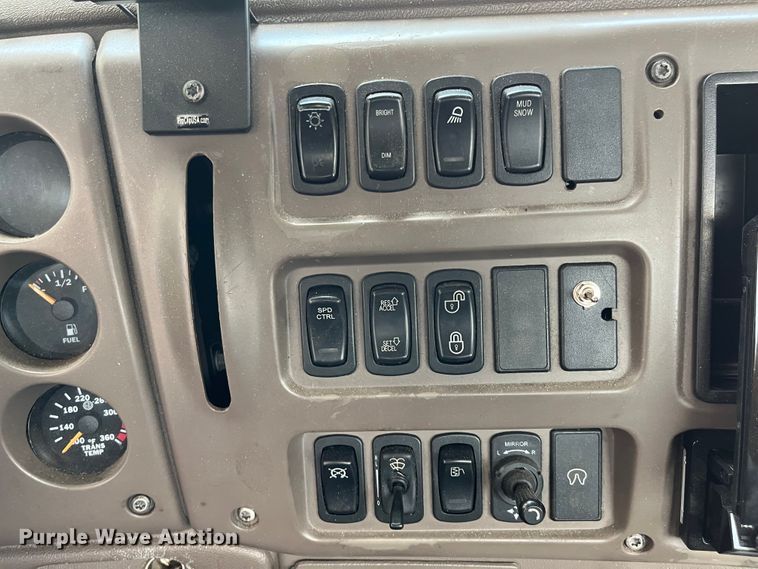 image for item DF5010 2007 Mack CXN 612  semi truck