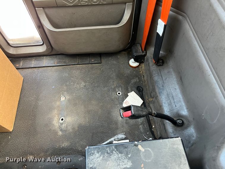 image for item DF5010 2007 Mack CXN 612  semi truck