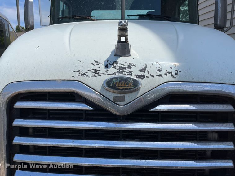 image for item DF5010 2007 Mack CXN 612  semi truck