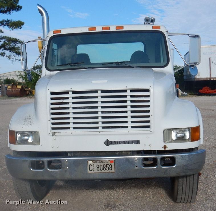 image for item DJ3844 2001 International 4700  truck cab and chassis
