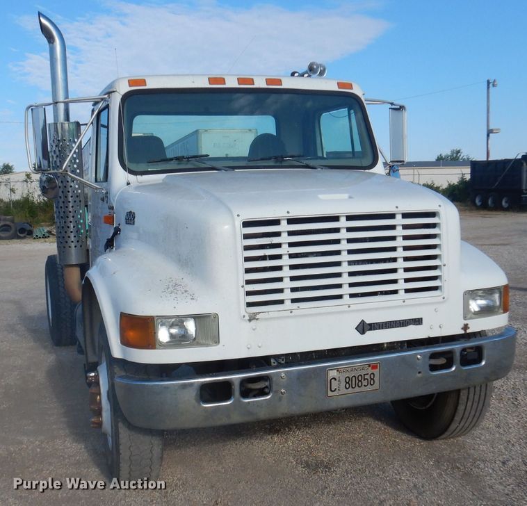 image for item DJ3844 2001 International 4700  truck cab and chassis