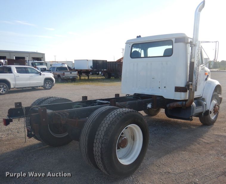 image for item DJ3844 2001 International 4700  truck cab and chassis