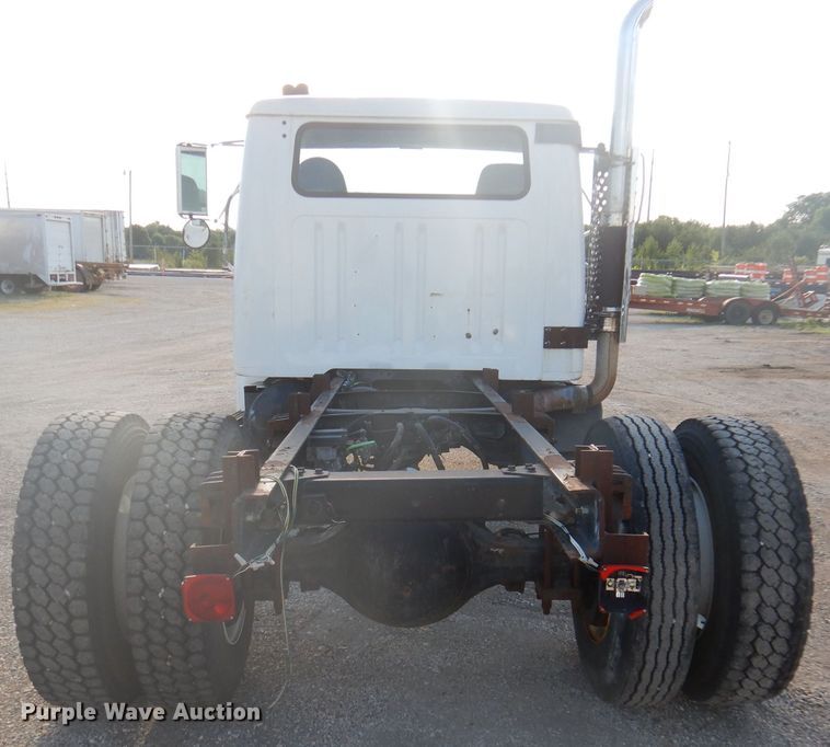 image for item DJ3844 2001 International 4700  truck cab and chassis