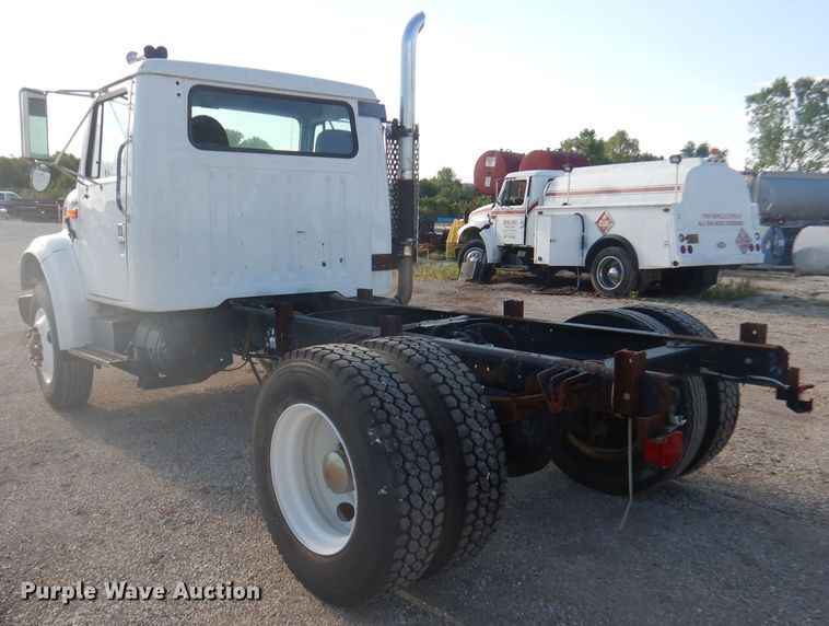 image for item DJ3844 2001 International 4700  truck cab and chassis