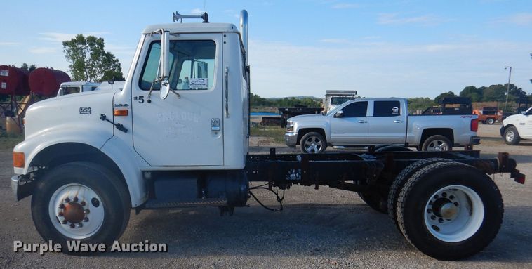 image for item DJ3844 2001 International 4700  truck cab and chassis