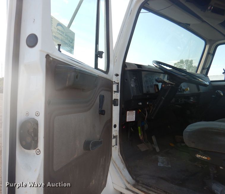 image for item DJ3844 2001 International 4700  truck cab and chassis