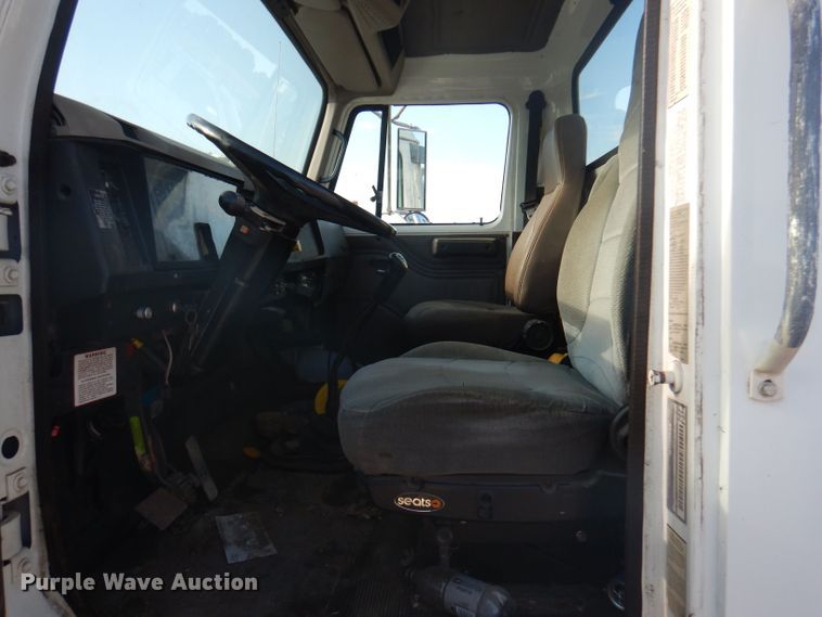 image for item DJ3844 2001 International 4700  truck cab and chassis