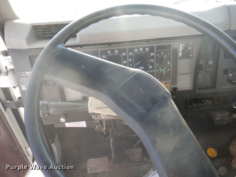 image for item DJ3844 2001 International 4700  truck cab and chassis