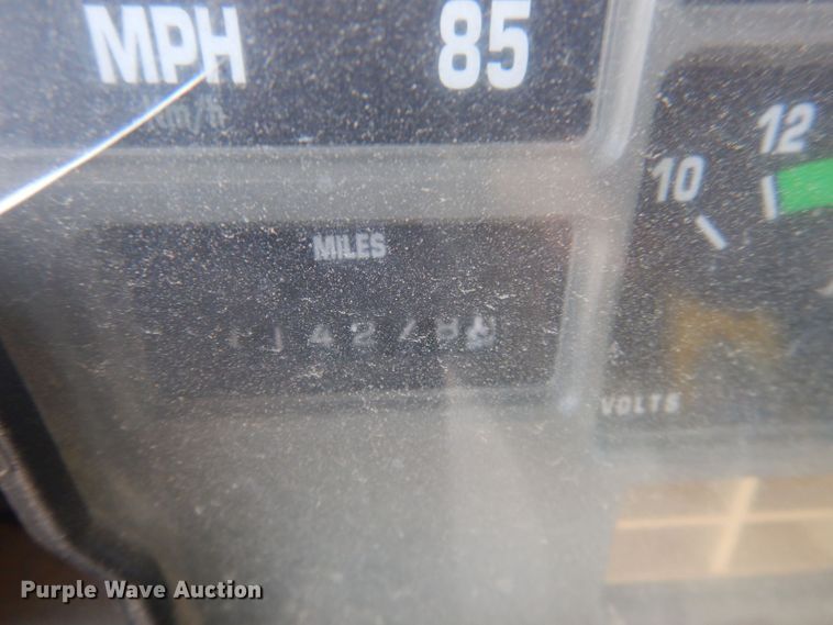 image for item DJ3844 2001 International 4700  truck cab and chassis