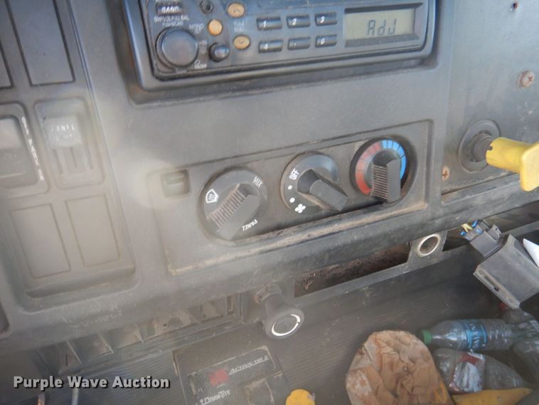 image for item DJ3844 2001 International 4700  truck cab and chassis