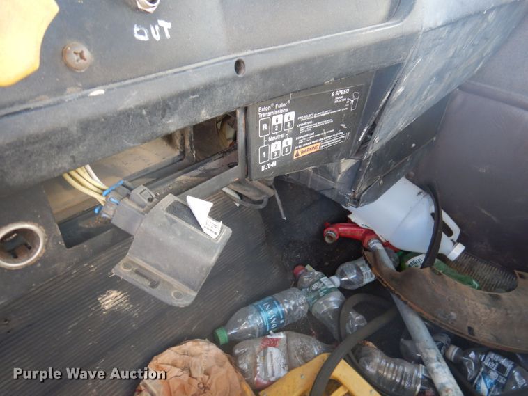 image for item DJ3844 2001 International 4700  truck cab and chassis