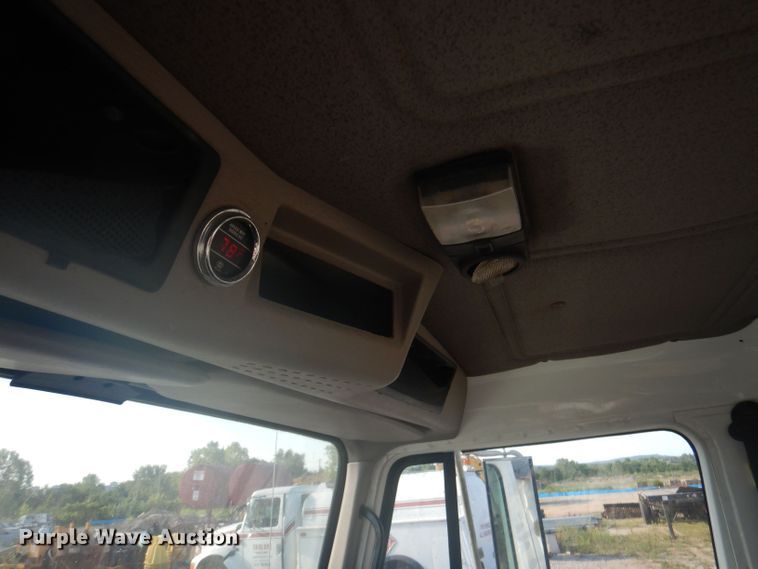 image for item DJ3844 2001 International 4700  truck cab and chassis