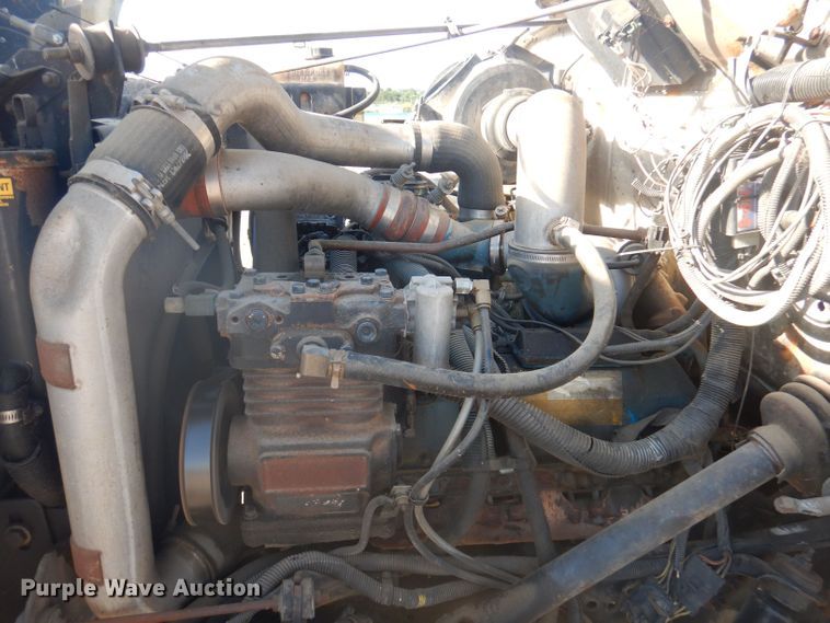 image for item DJ3844 2001 International 4700  truck cab and chassis