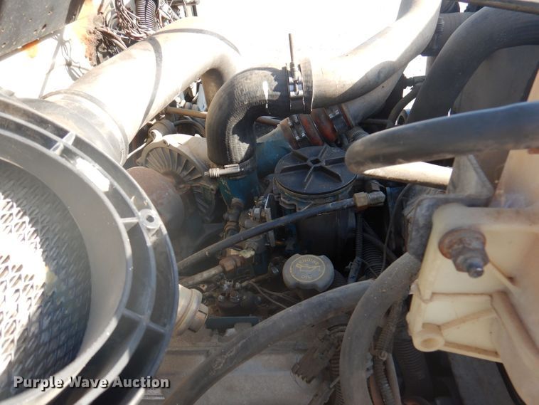 image for item DJ3844 2001 International 4700  truck cab and chassis