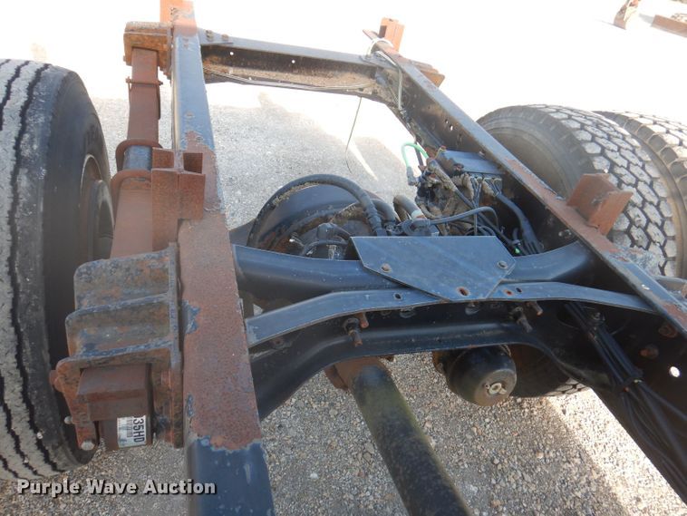 image for item DJ3844 2001 International 4700  truck cab and chassis