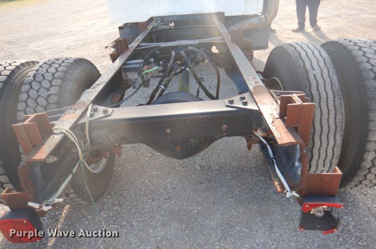 image for item DJ3844 2001 International 4700  truck cab and chassis