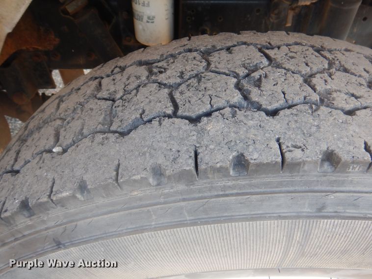 image for item DJ3844 2001 International 4700  truck cab and chassis