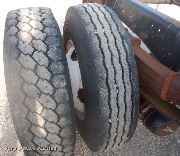 image for item DJ3844 2001 International 4700  truck cab and chassis