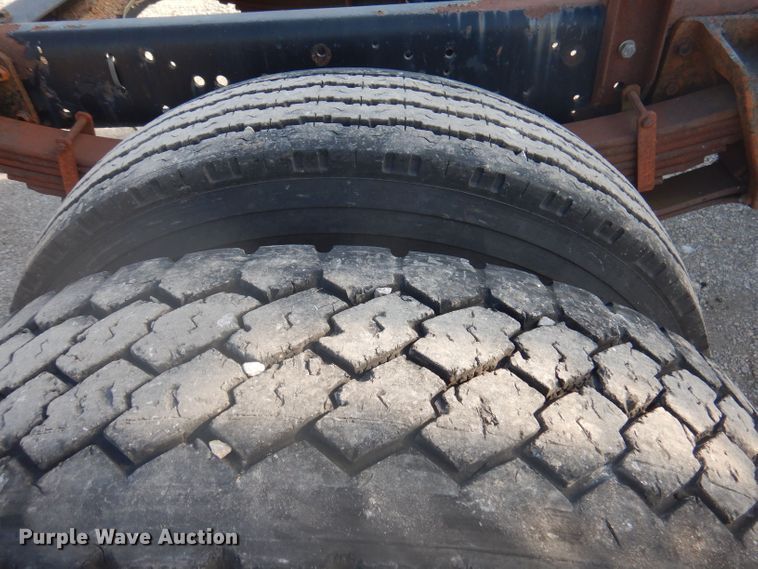 image for item DJ3844 2001 International 4700  truck cab and chassis