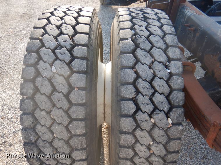 image for item DJ3844 2001 International 4700  truck cab and chassis