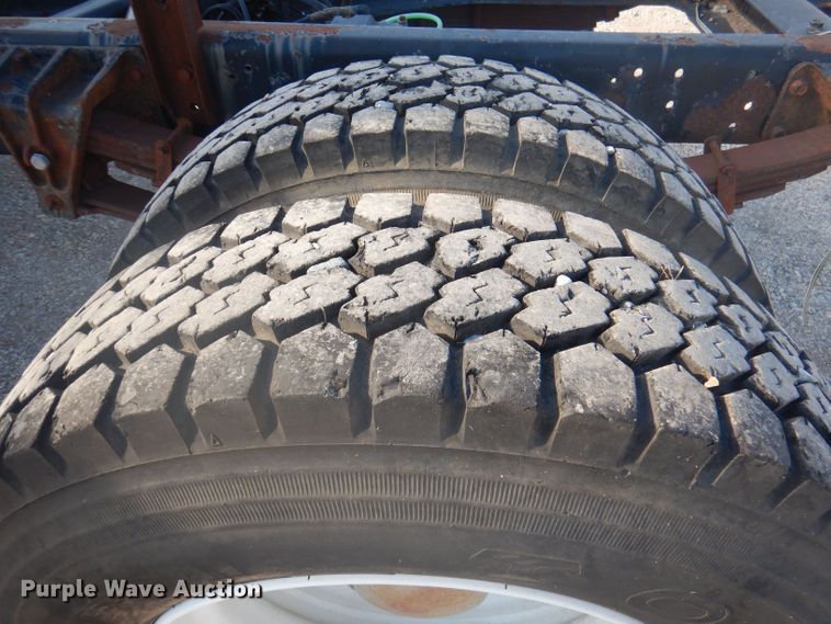 image for item DJ3844 2001 International 4700  truck cab and chassis