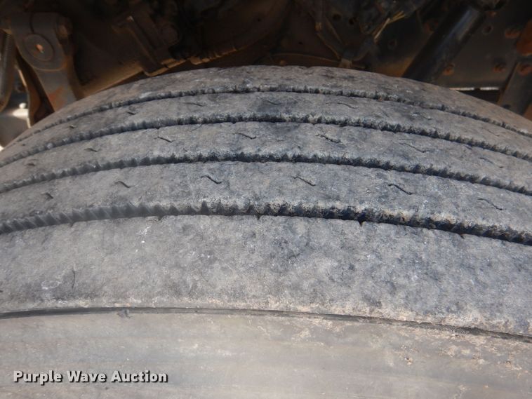 image for item DJ3844 2001 International 4700  truck cab and chassis