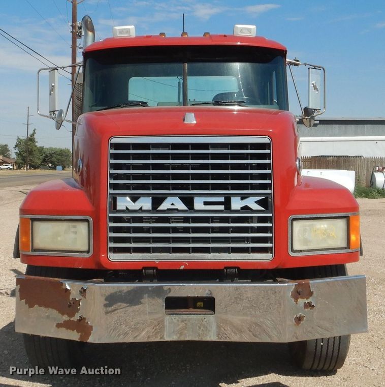 image for item DJ8968 1999 Mack CL700  semi truck