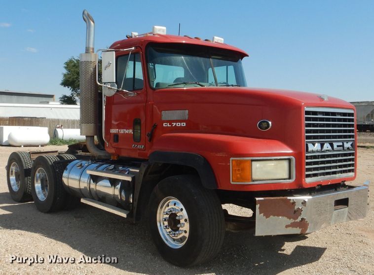 image for item DJ8968 1999 Mack CL700  semi truck
