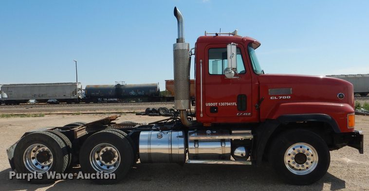 image for item DJ8968 1999 Mack CL700  semi truck