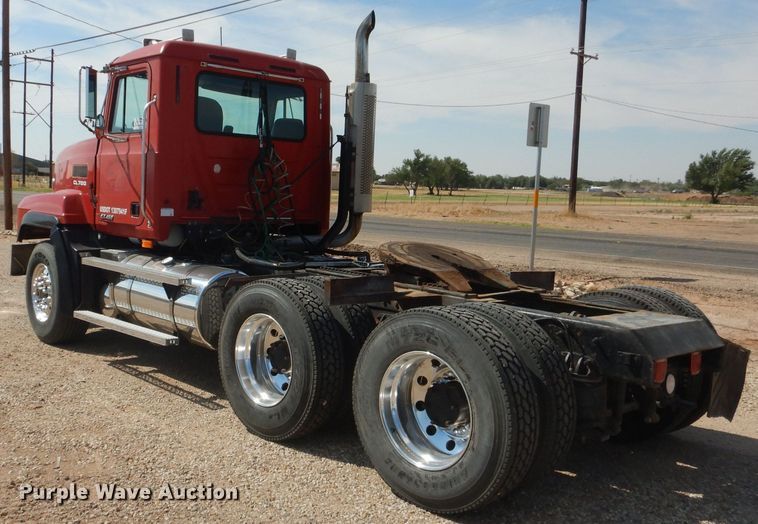 image for item DJ8968 1999 Mack CL700  semi truck